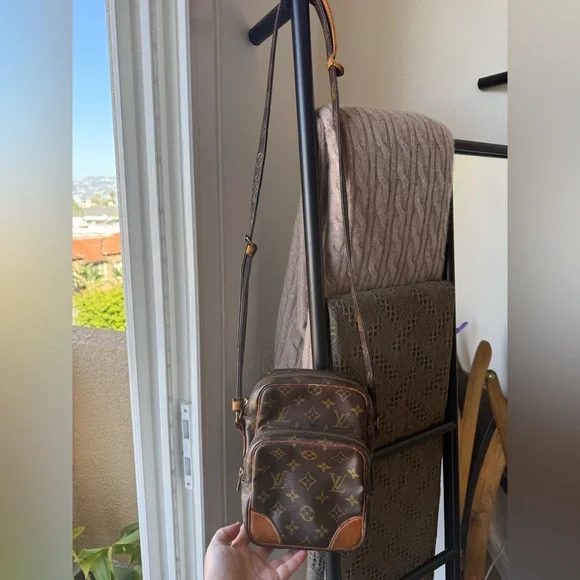 LOUIS VUITTON Monogram Amazone Vintage Crossbody Bag - Picture 3 of 16